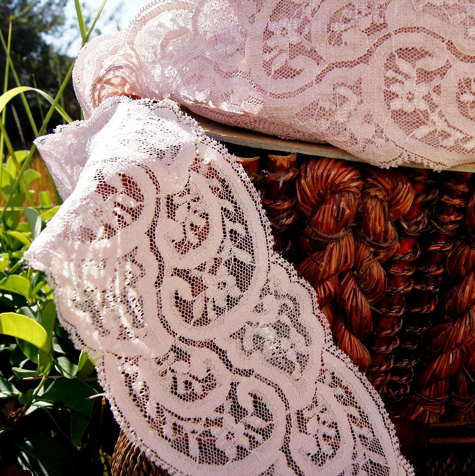 Soft Vintage Mauve Tan Swirl Galloon Lace Trim 3¼" wide