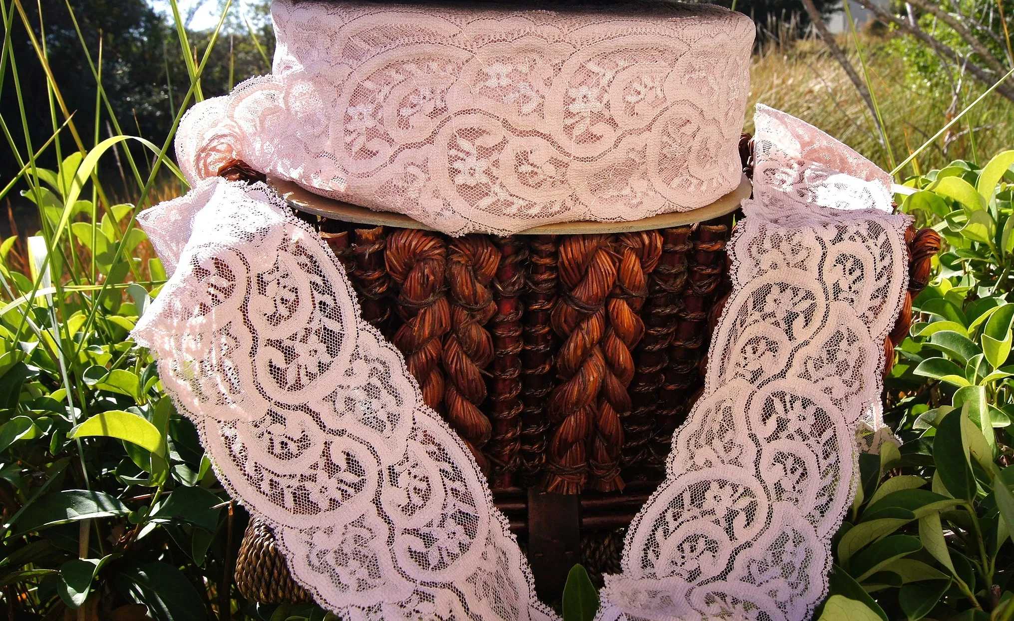 Soft Vintage Mauve Tan Swirl Galloon Lace Trim 3¼" wide